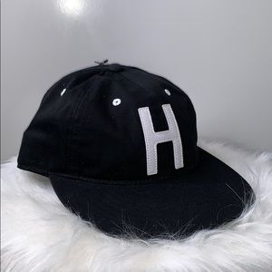 HERSCHEL SUPPLY • Black Baseball Hat Cap